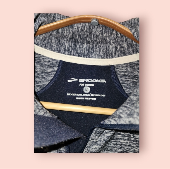 Brooks Running Women’s Half-Zip Long Sleeve Top Heathered Grey/Navy Running Medi - Picture 3 of 3